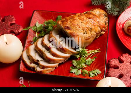 Involtino di filetto di tacchino di Natale ripieno di funghi e formaggio con mirtilli rossi e rosmarino Foto Stock