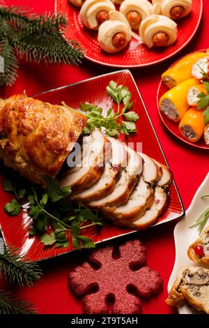 Involtino di filetto di tacchino di Natale ripieno di funghi e formaggio con mirtilli rossi e rosmarino Foto Stock