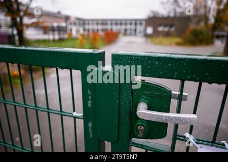 Ottignies Louvain la Neuve, Belgio. 27 novembre 2023. La scuola "l'Athenee Royal de Paul Delvaux d'Ottignies" di Ottignies-Louvain-la-Neuve rimane chiusa lunedì 27 novembre 2023. Diverse scuole di Bruxelles e del Brabante Vallone della rete di istruzione Vallonia-Bruxelles rimarranno chiuse lunedì mattina a seguito di un allarme bomba la domenica sera. In totale, circa 10.000 studenti sono interessati da queste chiusure, secondo una stima WBE. BELGA PHOTO LAURIE DIEFFEMBACQ Credit: Belga News Agency/Alamy Live News Foto Stock