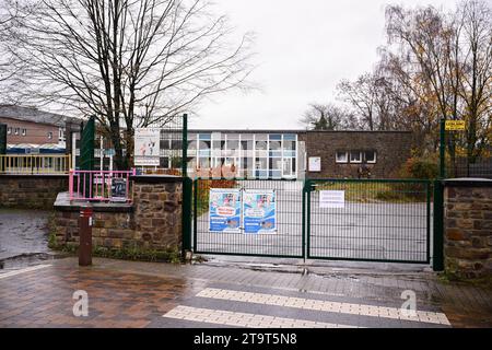 Ottignies Louvain la Neuve, Belgio. 27 novembre 2023. La scuola "l'Athenee Royal de Paul Delvaux d'Ottignies" di Ottignies-Louvain-la-Neuve rimane chiusa lunedì 27 novembre 2023. Diverse scuole di Bruxelles e del Brabante Vallone della rete di istruzione Vallonia-Bruxelles rimarranno chiuse lunedì mattina a seguito di un allarme bomba la domenica sera. In totale, circa 10.000 studenti sono interessati da queste chiusure, secondo una stima WBE. BELGA PHOTO LAURIE DIEFFEMBACQ Credit: Belga News Agency/Alamy Live News Foto Stock