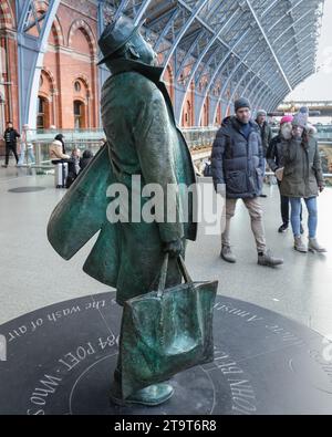 Statua in bronzo del poeta John Betjeman alla stazione ferroviaria di St Pancras, scultura di Martin Jennings, Londra, Inghilterra, Regno Unito Foto Stock