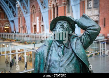 Statua in bronzo del poeta John Betjeman alla stazione ferroviaria di St Pancras, scultura di Martin Jennings, Londra, Inghilterra, Regno Unito Foto Stock