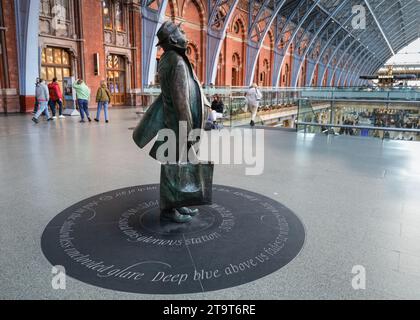 Statua in bronzo del poeta John Betjeman alla stazione ferroviaria di St Pancras, scultura di Martin Jennings, Londra, Inghilterra, Regno Unito Foto Stock