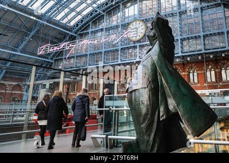 Statua in bronzo del poeta John Betjeman alla stazione ferroviaria di St Pancras, scultura di Martin Jennings, Londra, Inghilterra, Regno Unito Foto Stock