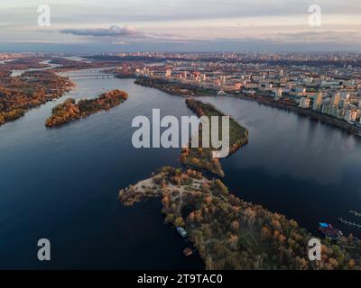 Vista aerea della città di Kiev e del fiume Dnipro in autunno Foto Stock