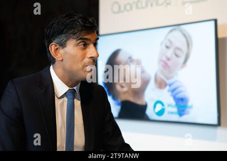 Il primo Ministro Rishi Sunak Tours mostra stand al Global Investment Summit presso Hampton Court Palace, a East Molesey, Surrey. Data immagine: Lunedì 27 novembre 2023. Foto Stock