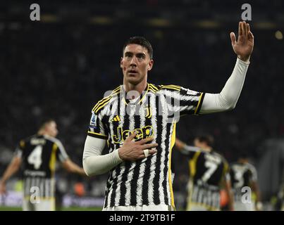 Torino, Italia. 26 novembre 2023. Dusan Vlahovic celebra il suo gol durante la partita di serie A tra FC Juventus e FC Inter a Torino, Italia, 26 novembre 2023. Credito: Federico Tardito/Xinhua/Alamy Live News Foto Stock