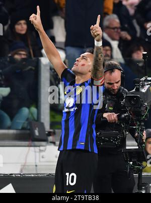 Torino, Italia. 26 novembre 2023. Il Lautaro Martinez dell'Inter celebra il suo gol durante la partita di serie A tra la Juventus e l'Inter a Torino, Italia, 26 novembre 2023. Credito: Federico Tardito/Xinhua/Alamy Live News Foto Stock