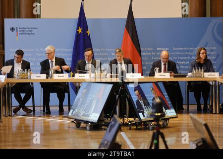 Dr. Robert Habeck, Vizekanzler und Bundesminister für Wirtschaft und Klimaschutz, Deutschland, Berlino, Auftaktbilder BM Habeck beim Europäischen Gipfel für bidirektionales Laden *** Dr. Robert Habeck, Vice-Cancelliere e Ministro federale dell'economia e della protezione del clima, Germania, Berlino, Kick-off Pictures BM Habeck al vertice europeo per il credito di addebito bidirezionale: Imago/Alamy Live News Foto Stock