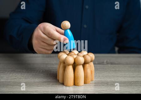 Assumere nuovi lavoratori. Aggiunta di reclute. Apertura di nuovi posti di lavoro. Reclutamento che cerca di coprire le offerte di lavoro. Raduna una una squadra. Foto Stock