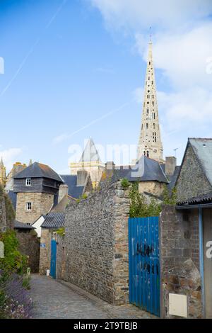 Strada tradizionale in pietra nel centro storico di Tréguier, Francia Foto Stock