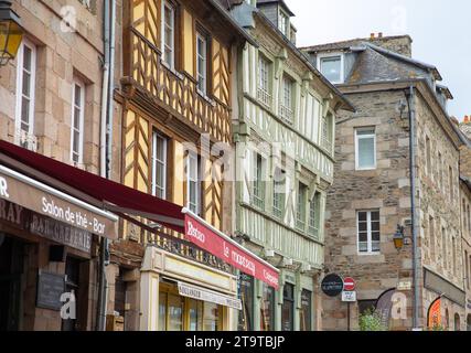 Strada tradizionale in pietra nel centro storico di Tréguier, Francia Foto Stock