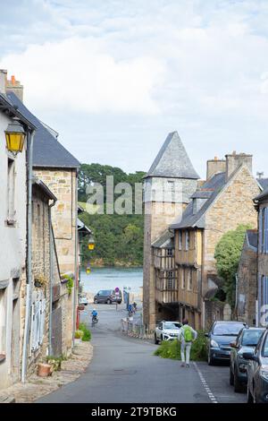 Strada tradizionale in pietra nel centro storico di Tréguier, Francia Foto Stock