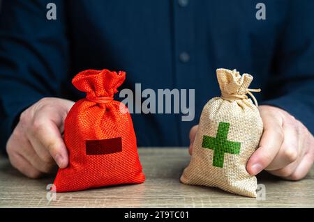 Vantaggi e svantaggi nei sacchetti da confrontare. Pianificazione dei rischi. Vantaggi e svantaggi. Valutazione di profitti e perdite. Fate una scelta nonostante i vantaggi e. Foto Stock