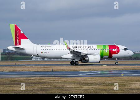 TOCCARE Air Portugal Airbus A320 NEO rullante per il decollo da Praga Foto Stock