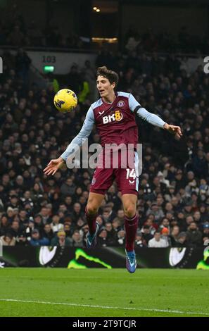 Londra, Regno Unito. 26 novembre 2023. Pau Torres di Aston Villa in azione. Partita di Premier League, Tottenham Hotspur contro Aston Villa presso lo Stadio Tottenham Hotspur di Londra domenica 26 novembre 2023. Questa immagine può essere utilizzata solo per scopi editoriali. Foto solo editoriale di Sandra Mailer/Andrew Orchard fotografia sportiva/Alamy Live news credito: Andrew Orchard fotografia sportiva/Alamy Live News Foto Stock