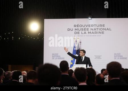 Parigi, Francia. 27 novembre 2023. Il presidente Emmanuel Macron visita il Museo marittimo nazionale, il giorno della sua riapertura dopo sei anni di ristrutturazione, a Parigi, in Francia, il 27 novembre 2023. Phot boy Stéphane Lemouton/Pool/ABACAPRESS.COM credito: Abaca Press/Alamy Live News Foto Stock