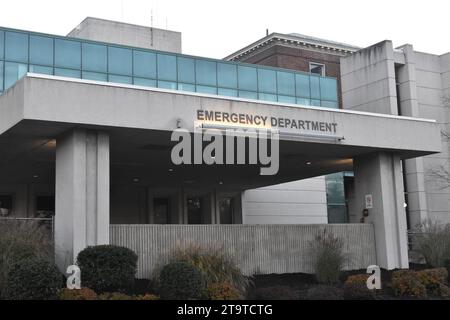 Montclair, New Jersey, USA. 27 novembre 2023. (NUOVO) almeno due pronto soccorso dell'ospedale sono chiusi e in stato di pronto soccorso deviato a causa di un attacco ransomware a Montclair e Westwood. 27 novembre 2023, Montclair, New Jersey, USA: il Pascack Valley Medical Center di Westwood, New Jersey, e il Mountainside Medical Center di Montclair, New Jersey, hanno smesso di ammettere nuovi pazienti nel loro pronto soccorso a causa di un attacco di ransomware ai computer del sistema ospedaliero, entrambi gli ospedali fanno parte del sistema sanitario di Hackensack Meridian. Hackensack Meridian ha rilasciato una dichiarazione e ha detto: "Come pre Foto Stock