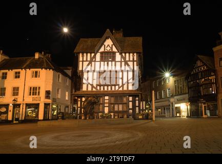Vista notturna del Museo della Casa Bianca e della Nera e del Toro con la luna e la Venere in alto a sinistra. Hereford Herefordshire Inghilterra Regno Unito novembre 2023 Foto Stock