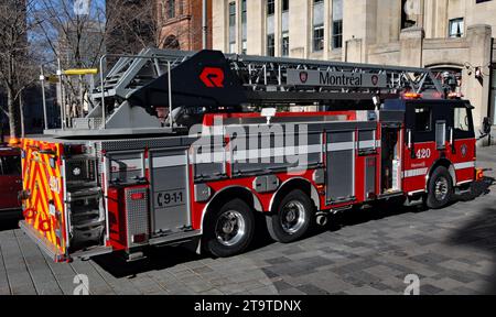 Un camion aereo con i vigili del fuoco di Montreal risponde a una chiamata nella vecchia Montreal. Foto Stock