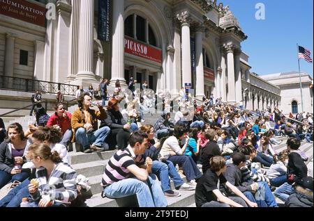 Scalini o scale del Metropolitan Museum of Art di fronte al museo. Esterno. Attrazione turistica. Affollato spazio all'aperto a New York City. Fifth Avenue Foto Stock