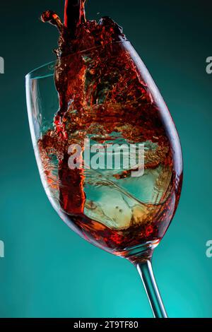 Bellissime immagini del versamento di vino, della rottura di un bicchiere di vino e dell'abbandono del bere Foto Stock