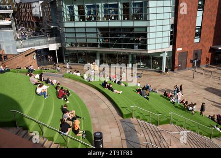 Gli acquirenti si fermano sulle terrazze artificiali in erba presso il centro commerciale Liverpool One City Centre e il moderno John Lewis Building Liverpool Inghilterra Regno Unito Foto Stock