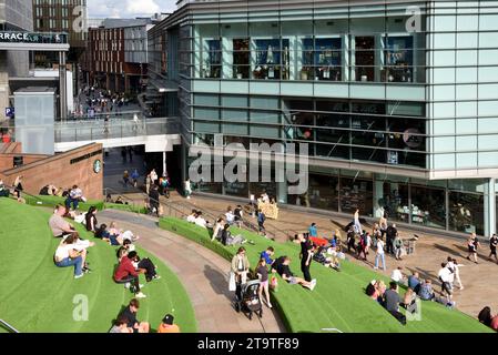 Gli acquirenti si fermano sulle terrazze artificiali in erba presso il centro commerciale Liverpool One City Centre e il moderno John Lewis Building Liverpool Inghilterra Regno Unito Foto Stock