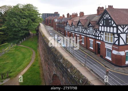 Mura della città romana e Topwnhouse vittoriani terrazzati Chester Cheshire Inghilterra Regno Unito Foto Stock