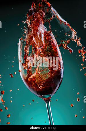 Bellissime immagini del versamento di vino, della rottura di un bicchiere di vino e dell'abbandono del bere Foto Stock