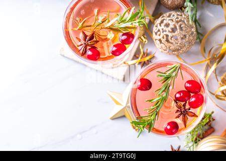 Cocktail margarita di Natale mirtilli rossi, punch o bevanda sangria con mirtilli rossi freschi e ramoscello di rosmarino, su sfondo decorato a Natale e Capodanno Foto Stock