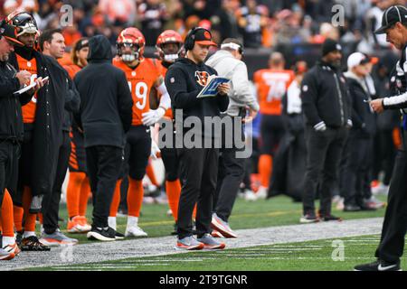 Cincinnati, Ohio, USA. 26 novembre 2023. Il 26 novembre 2023, l'allenatore dei Cincinnati Bengals Zac Taylor durante i Pittsburgh Steelers contro i Cincinnati Bengals a Cincinnati, OH. Jake Mysliwczyk/AMG Media (immagine di credito: © Jake Mysliwczyk/BMR via ZUMA Press Wire) SOLO USO EDITORIALE! Non per USO commerciale! Foto Stock