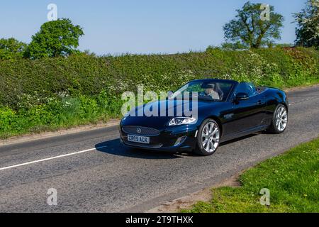 2013 Black Jaguar Artisan Special Edition, XK base Project 7 roadster a benzina da 5000 cc, 2+2 Grand Tourer; appassionati di sport e prestazioni che viaggiano nel Cheshire, Regno Unito Foto Stock