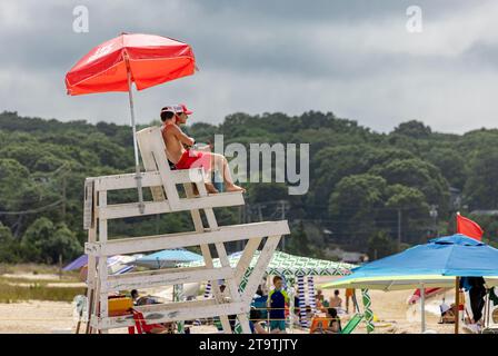 due bagnini in servizio a long beach Foto Stock