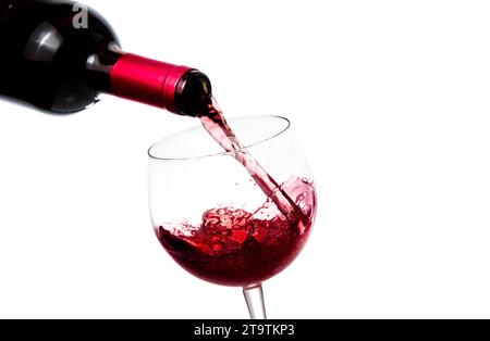 barman che versa vino rosso nel bicchiere su fondo bianco; barman che versa vino rosso nel bicchiere su fondo bianco Foto Stock