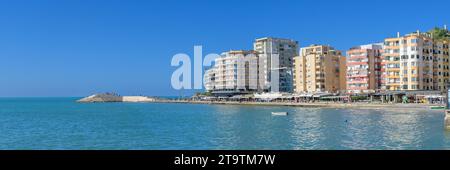 Fronte spiaggia e passeggiata di Durazzo in una giornata di sole, Albania Foto Stock