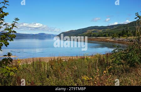 Da Otter Ferry, Argyll, una soleggiata vista autunnale delle Highland a nord-est attraverso Loch Fyne Foto Stock
