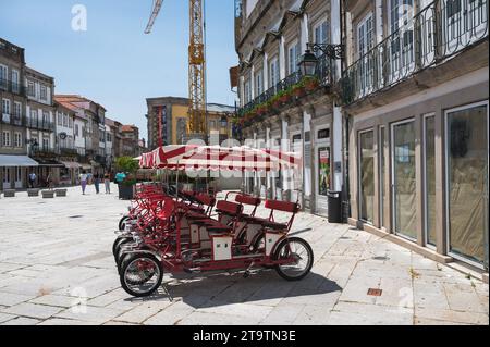 Viana do Castelo, Portogallo - giugno 29 2023: Noleggio di biciclette nel centro città Viana do Castelo, vicino a Piazza della Repubblica, area selettiva Foto Stock