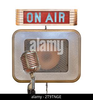 Microfono vintage con segnale luminoso on air e altoparlante su sfondo bianco Foto Stock