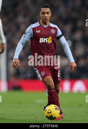 Londra, Regno Unito. 26 novembre 2023. Youri Tielemans dell'Aston Villa durante la partita di Premier League al Tottenham Hotspur Stadium di Londra. Il credito fotografico dovrebbe leggere: Paul Terry/Sportimage Credit: Sportimage Ltd/Alamy Live News Foto Stock