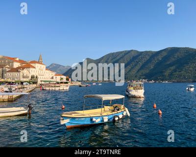 Perast, Montenegro - 3 agosto 2023: Piccole imbarcazioni sono ormeggiate al largo della costa dell'antica città di Perast. Montenegro Foto Stock