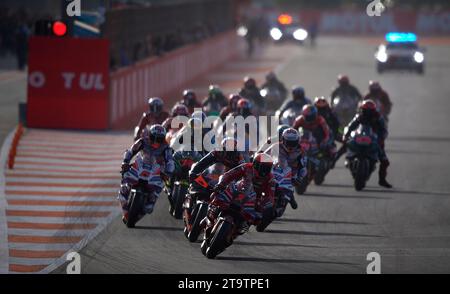 Valencia, Spagna. 26 novembre 2023. I piloti gareggiano durante la gara del Valencia MotoGP sul circuito di Ricardo Tormo, Valencia, Spagna, 26 novembre 2023. Crediti: Str/Xinhua/Alamy Live News Foto Stock