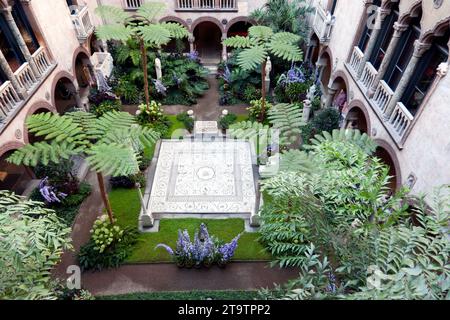 Il giardino del cortile all'Isabel Stewart Gardener Museum, Boston. Foto Stock