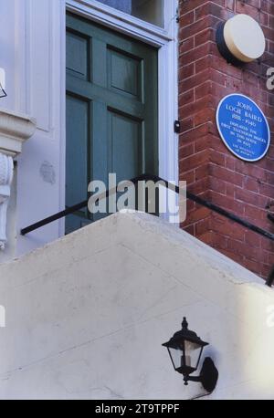 Targa blu per John Logie Baird che ha mostrato le prime immagini televisive nel 1923 al 21 Linton Crescent Hastings East Sussex, Inghilterra, Regno Unito Foto Stock