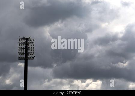 Vista generale di un'inondazione di luce dello stadio contro un cielo coperto. Foto Stock