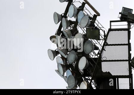 Vista ravvicinata di una luce inondata dello stadio contro un cielo proiettato. Foto Stock