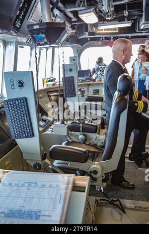 Gli ufficiali della marina visitano con gli ospiti il ponte della nave da guerra USS Jackson classe LCS-6 Independence durante il bombardamento a Gulfport, Mississippi Foto Stock