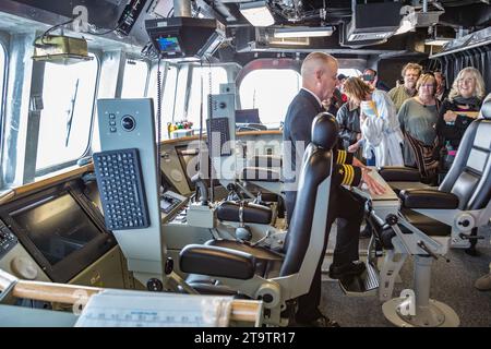 Gli ufficiali della marina visitano con gli ospiti il ponte della nave da guerra USS Jackson classe LCS-6 Independence durante il bombardamento a Gulfport, Mississippi Foto Stock