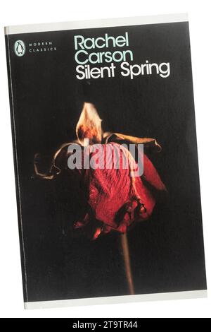 Silent Spring libro di Rachel Carson, pubblicato nel 1962, che documenta i danni ambientali causati dai pesticidi Foto Stock