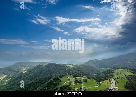 Vista panoramica aerea dalla Val di Chy o dalla Valchiusella, vista dell'anfiteatro morenico, formazione geologica, panorama ad alta risoluzione Foto Stock